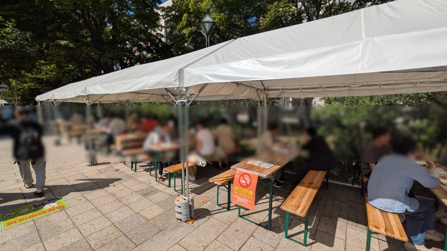 4丁目会場の屋根付きテーブル・ベンチ席