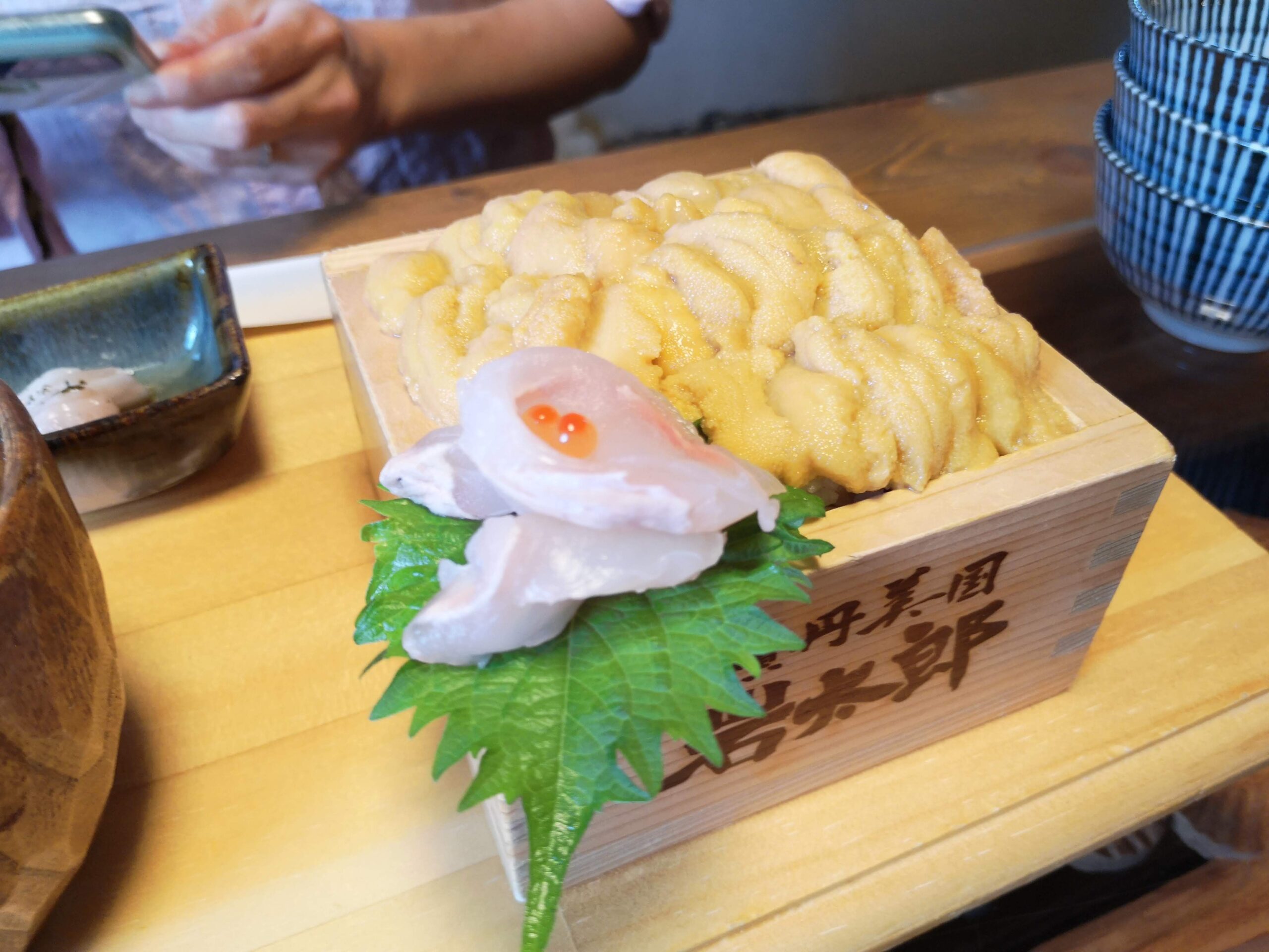 積丹の名物、枡に盛られた新鮮なウニ