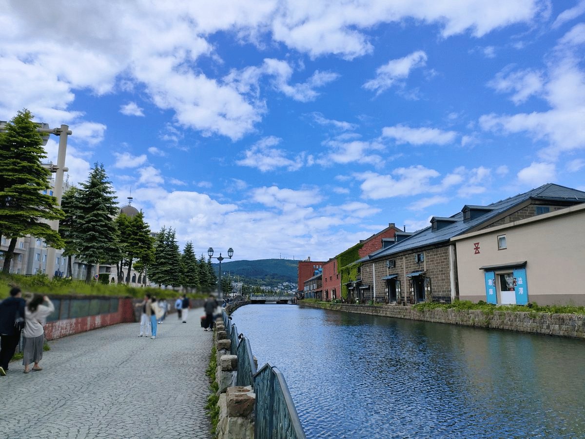 夏の小樽運河。青空と石造りの倉庫群が並ぶ
