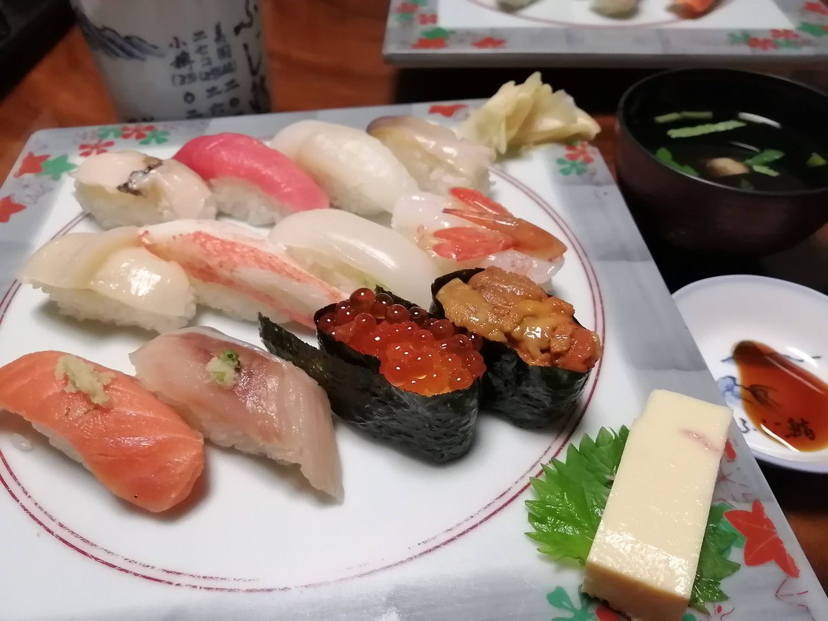 ふじ鮨の握り。いくら・うに・白身など北海道の海鮮が並ぶ