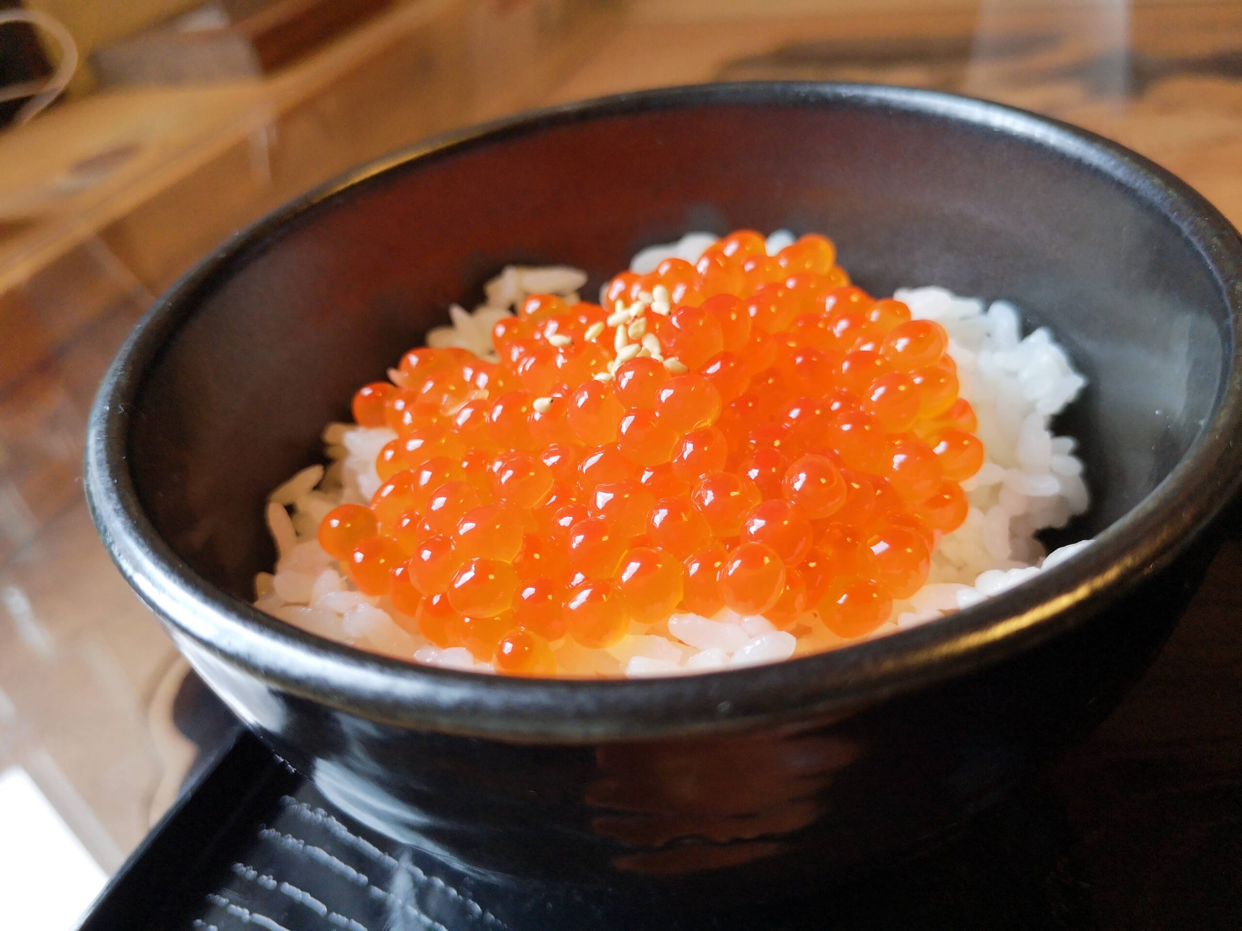 いくら丼。艶のあるいくらがご飯の上に並ぶ