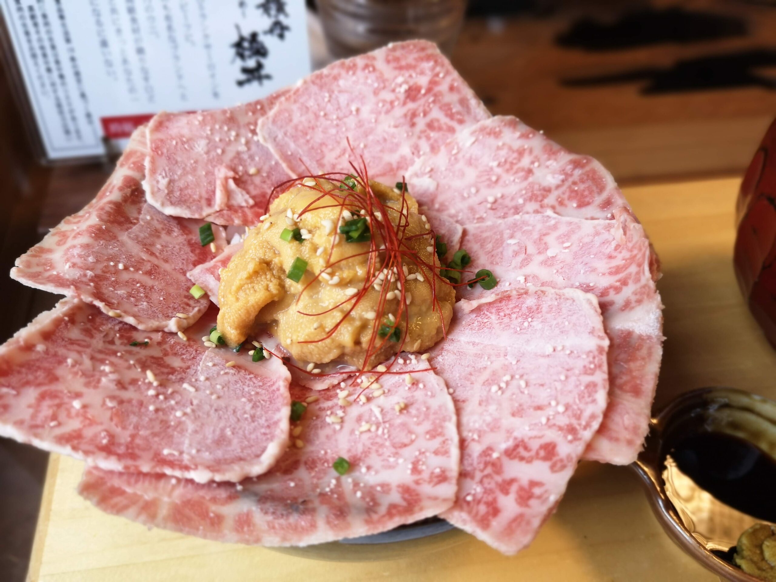 極み丼。平取和牛のサーロインと積丹ウニが載ったどんぶり