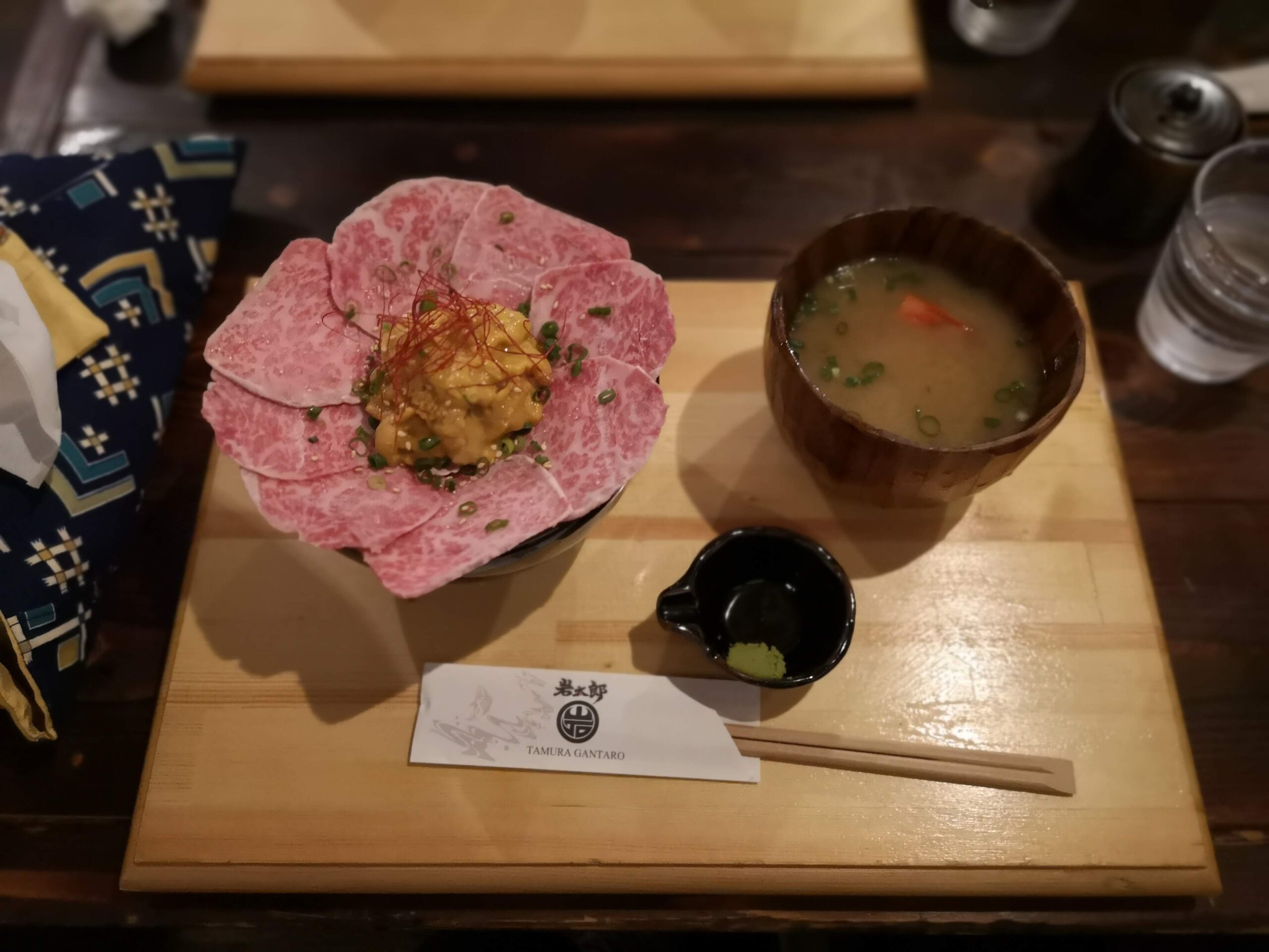 極み丼のセット全体。平取和牛とウニのどんぶり、みそ汁、岩太郎のカード